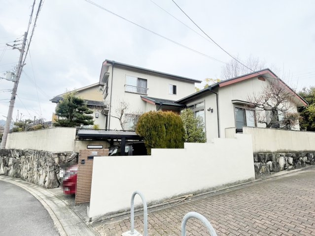 御陵峰ヶ堂町1丁目戸建の外観|落ち着いた雰囲気の外観です