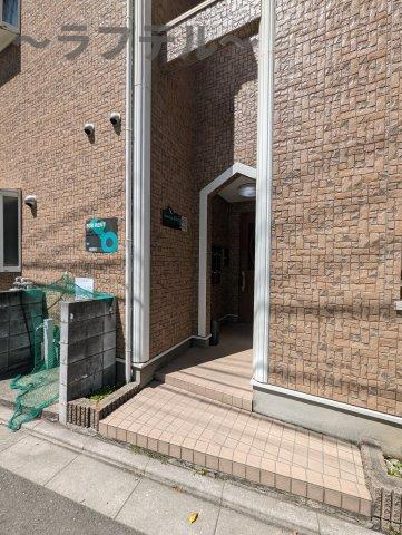 所沢市御幸町のアパートのエントランス