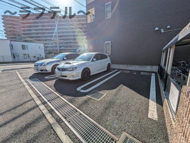 メゾンブリーズの駐車場