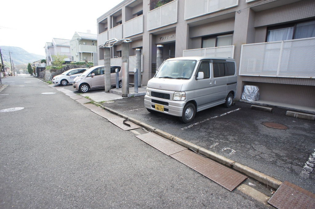 プランドール三郷の駐車場