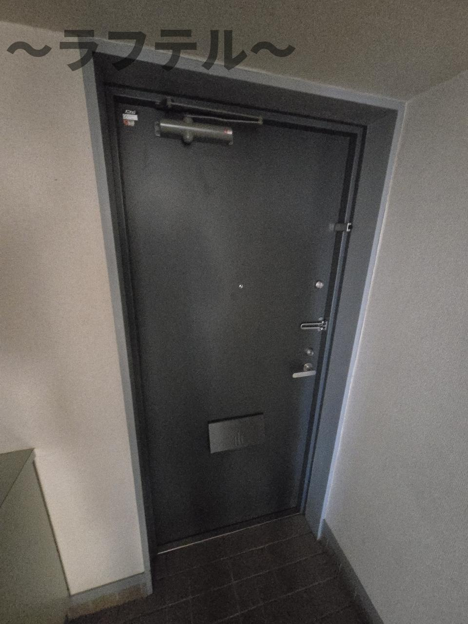 松本マンションの玄関