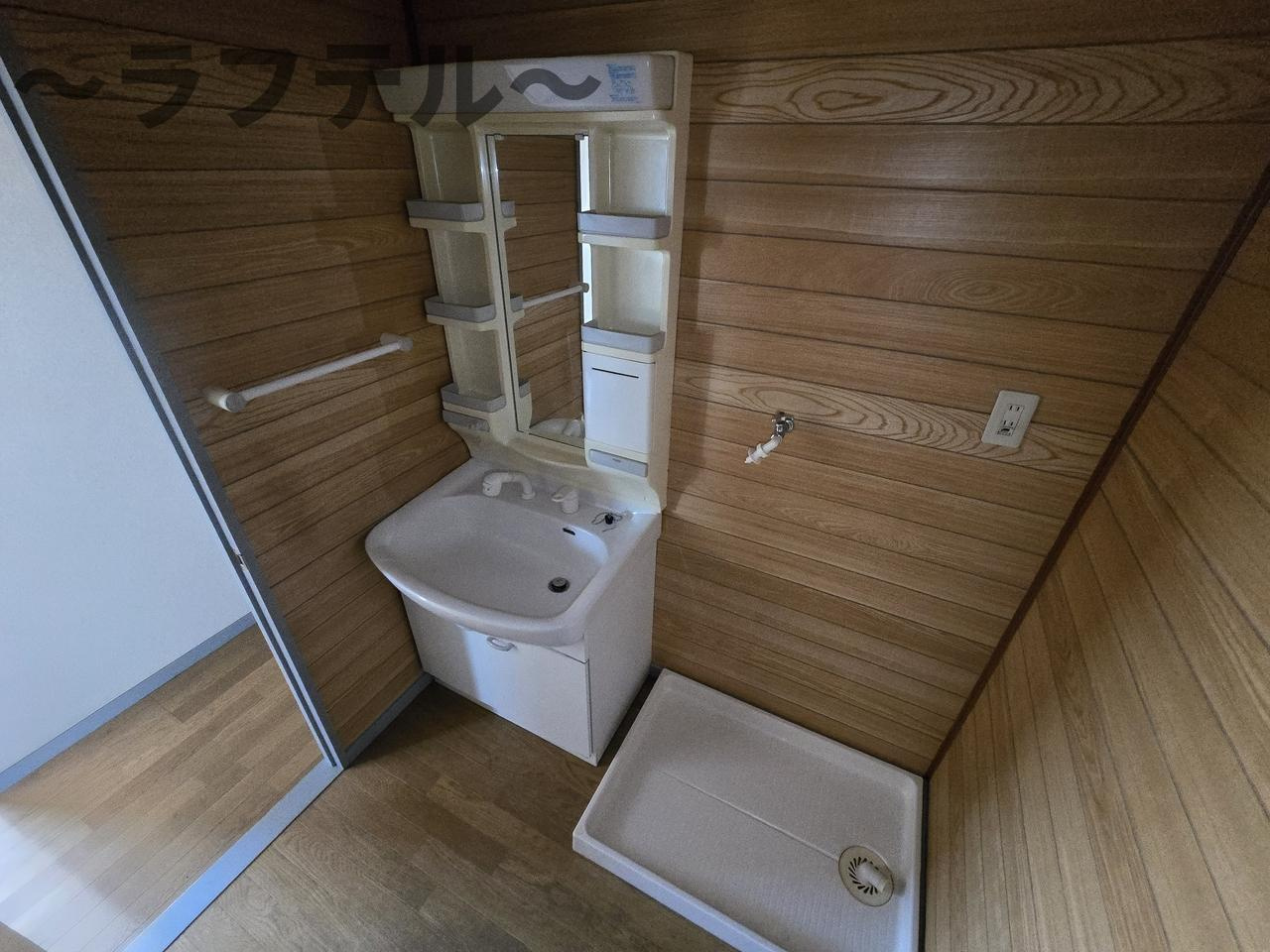 松本マンションの独立洗面台