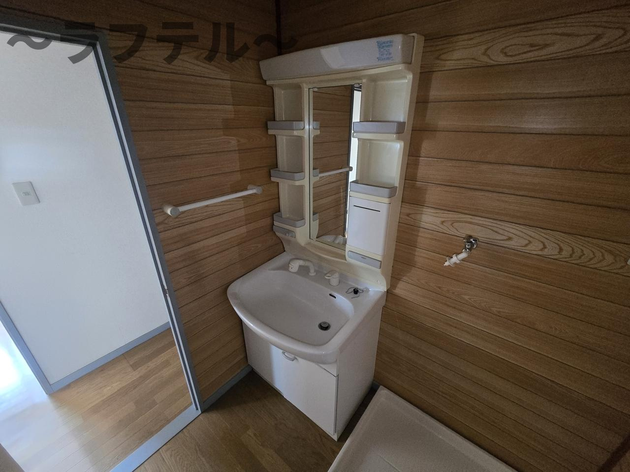松本マンションの独立洗面台