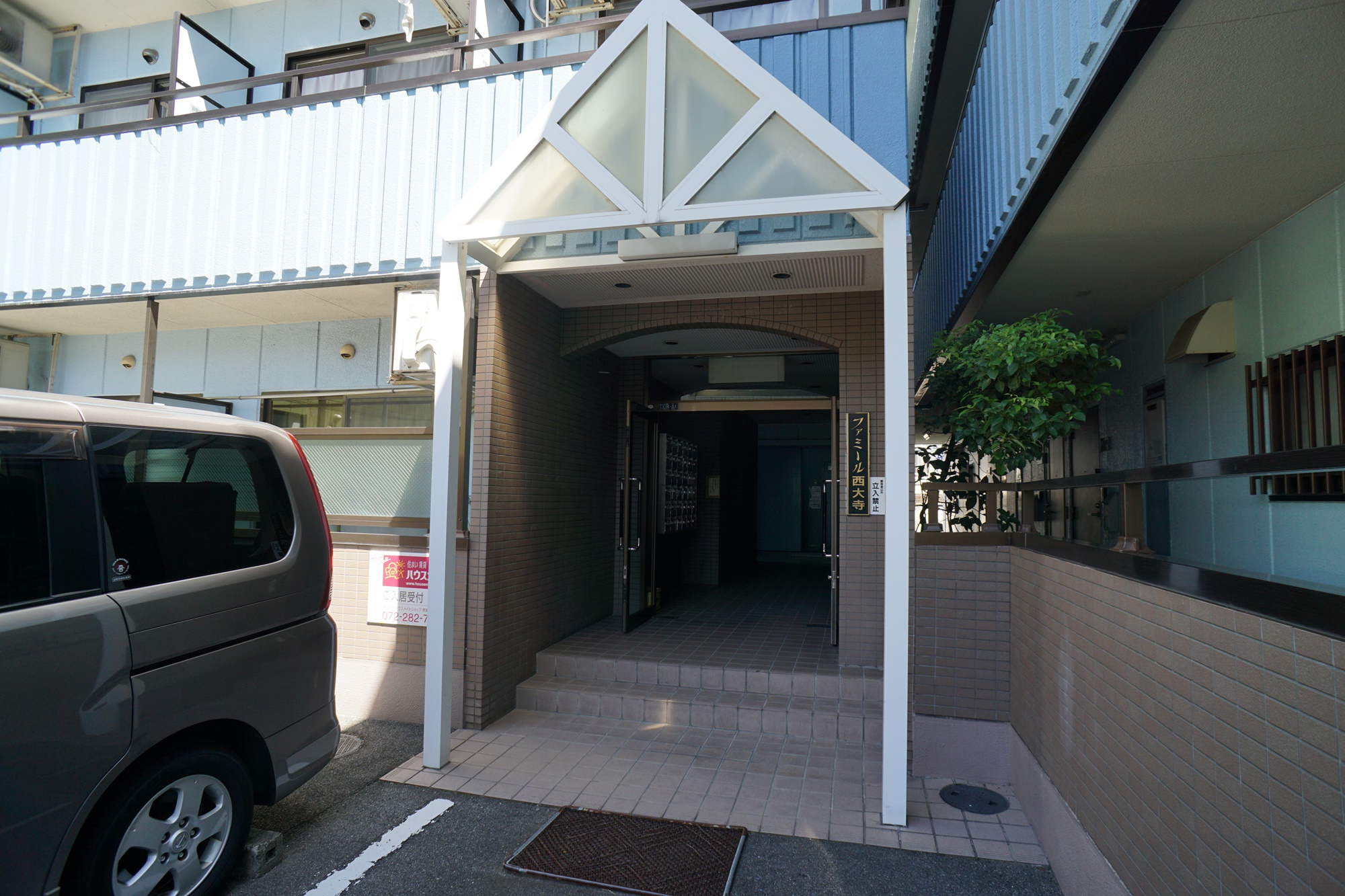 ファミール西大寺のエントランス
