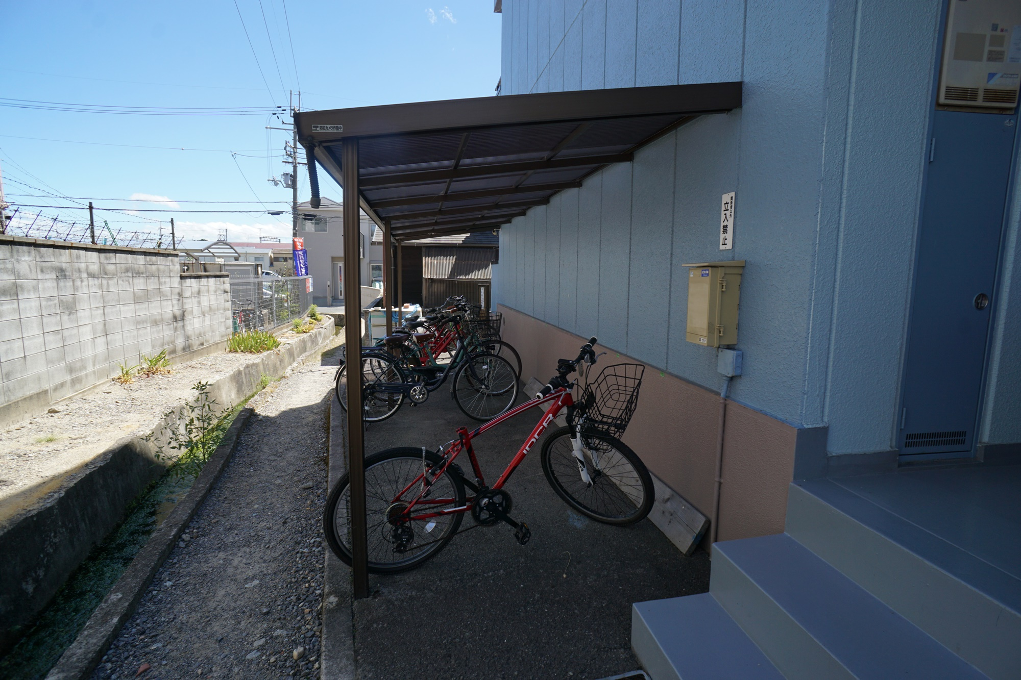 ファミール西大寺の駐車場