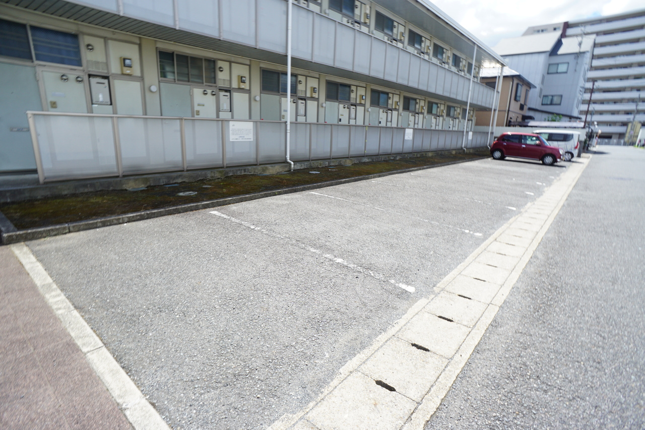 レオパレス冨田Ⅲの駐車場