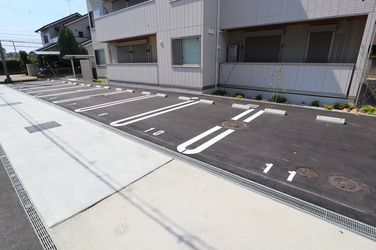 RETOLIA畝傍WESTの駐車場