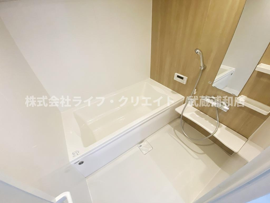 ブランシュ上の台の浴室