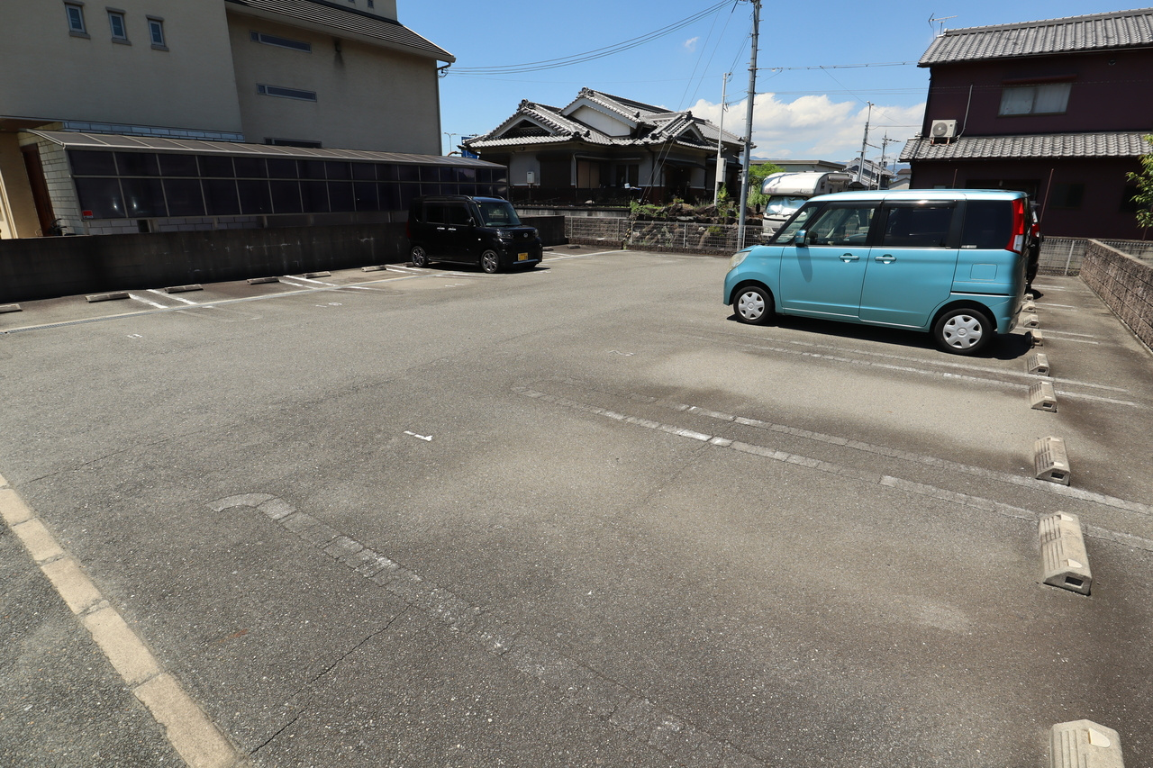 グラヴィスＢの駐車場