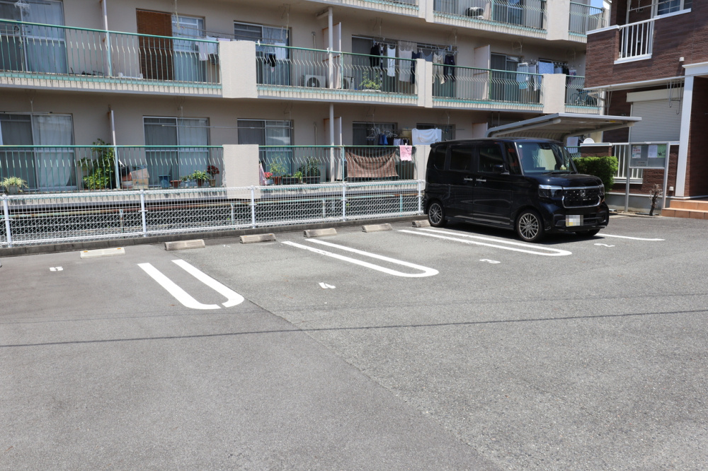 橿原市地黄町のアパートの駐車場