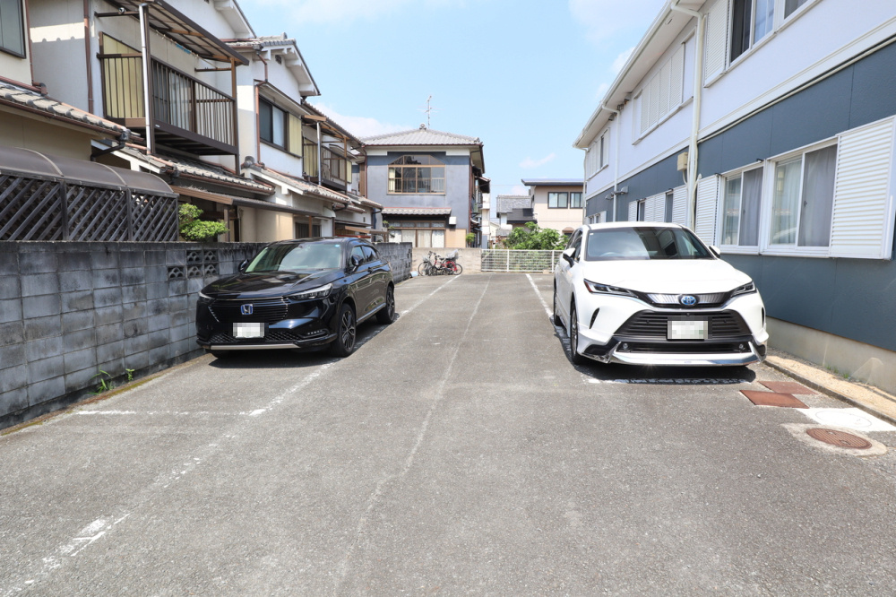 グランメゾン田原本Ⅱの駐車場