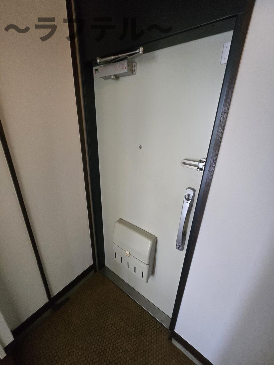 所沢コーポラスA棟の玄関