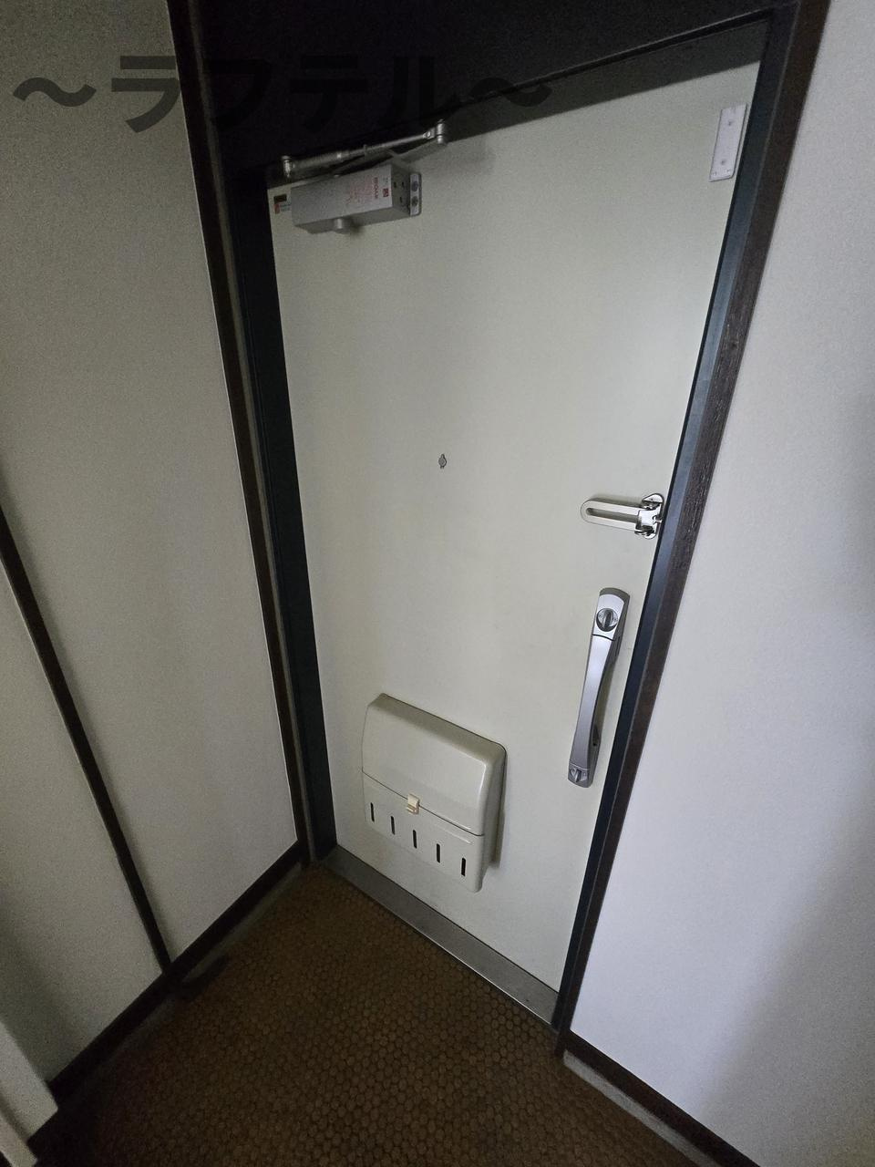 所沢コーポラスA棟の玄関