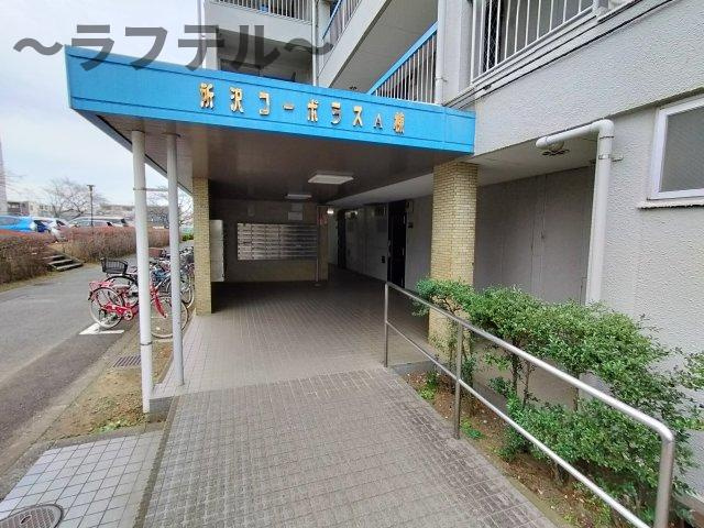 所沢コーポラスA棟のエントランス