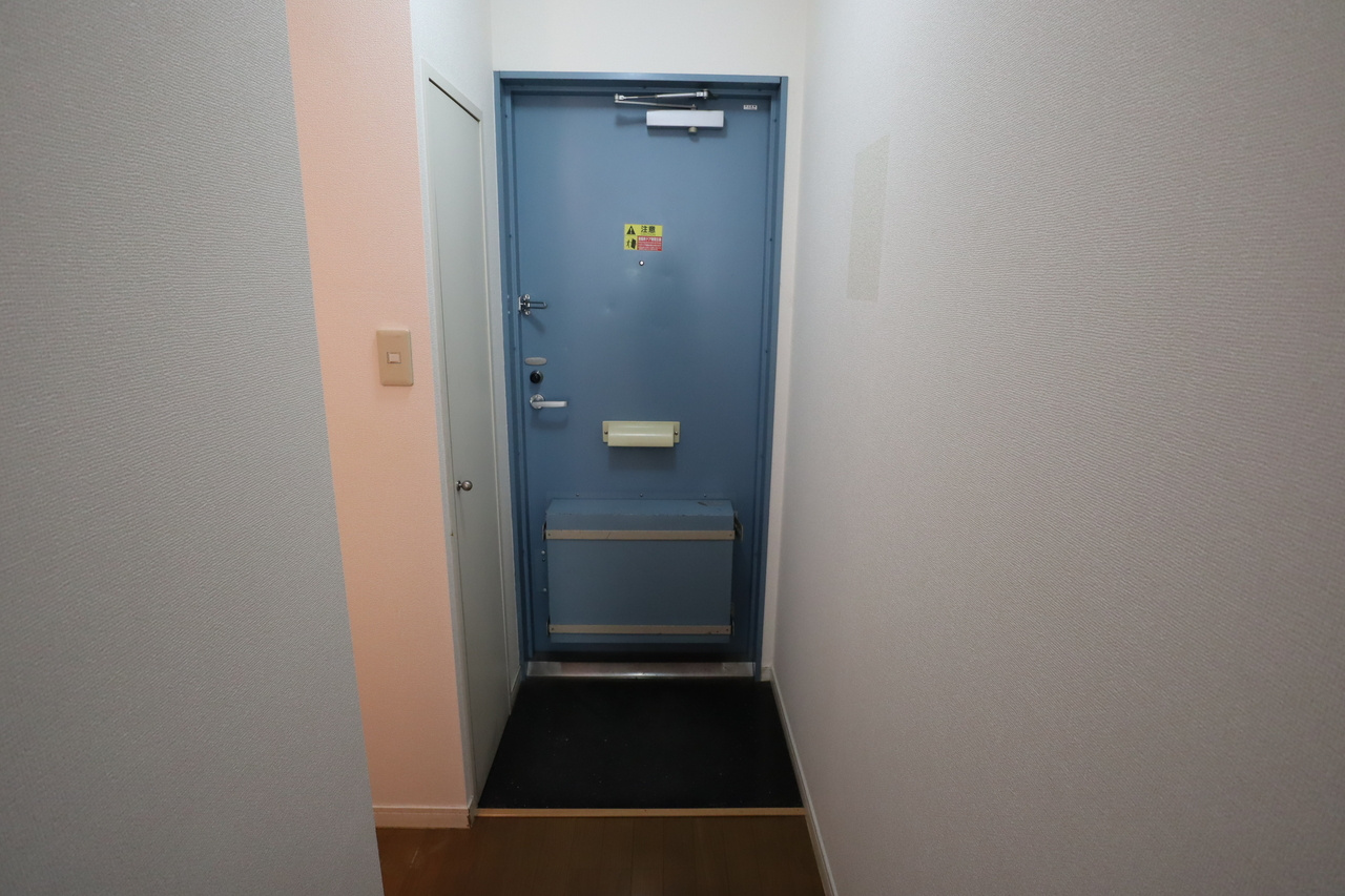レオパレス上中の玄関