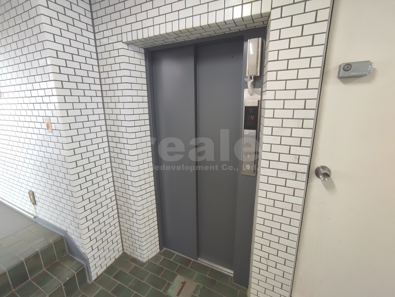 武蔵野市緑町２丁目の賃貸マンションのエントランス