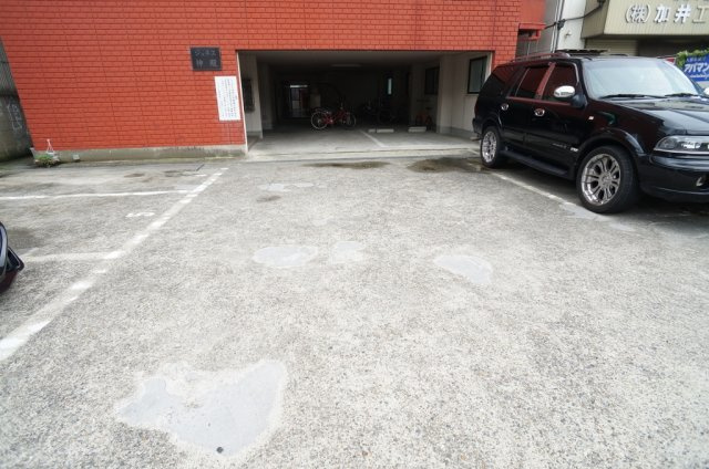 ジュネス神殿の駐車場