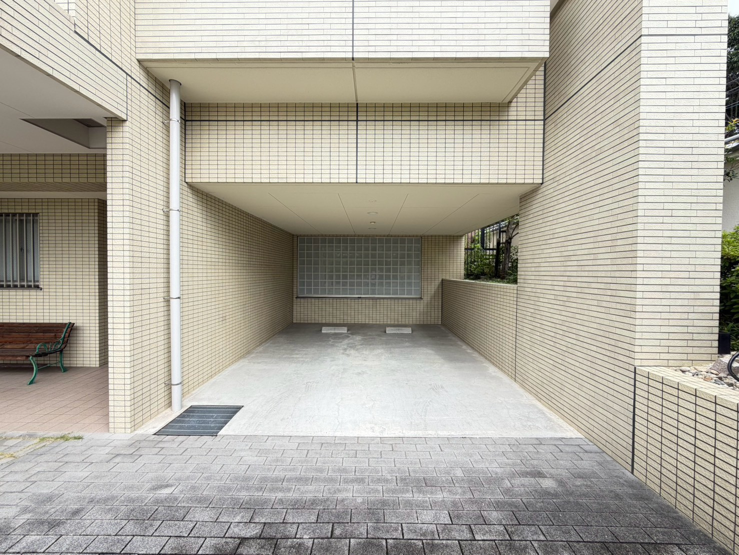 名次町ロジュマンの駐車場