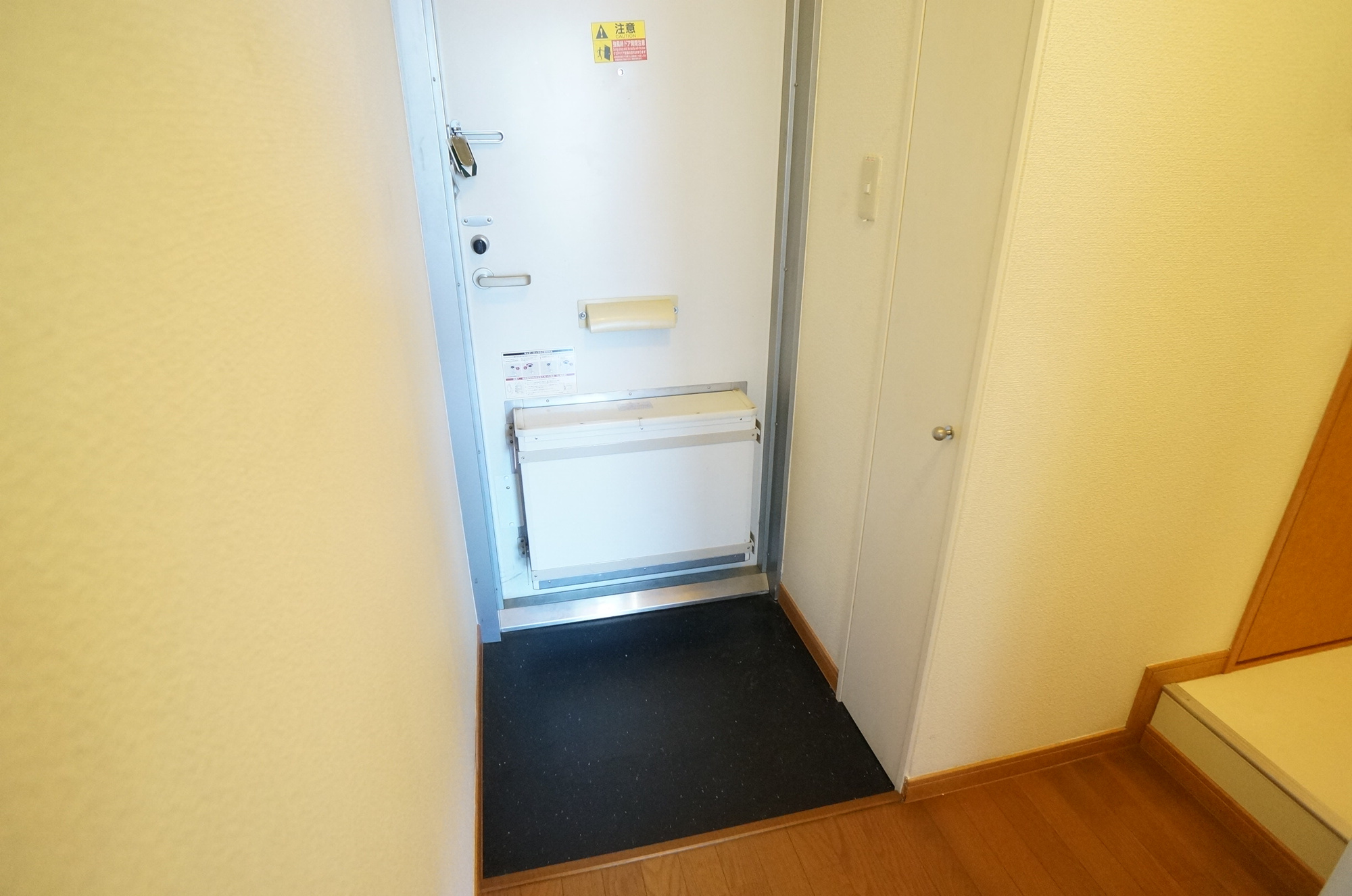 レオパレス幸甚の玄関
