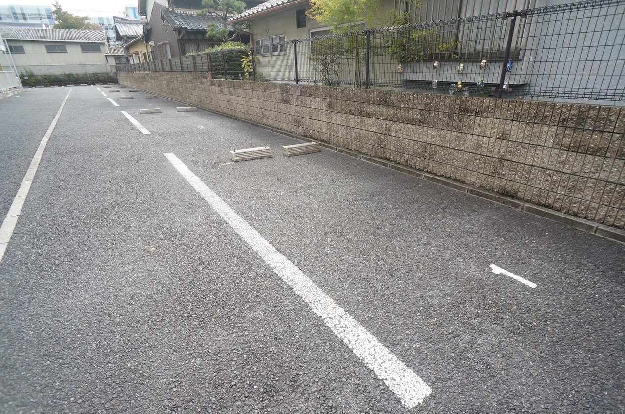 レオパレス幸甚の駐車場