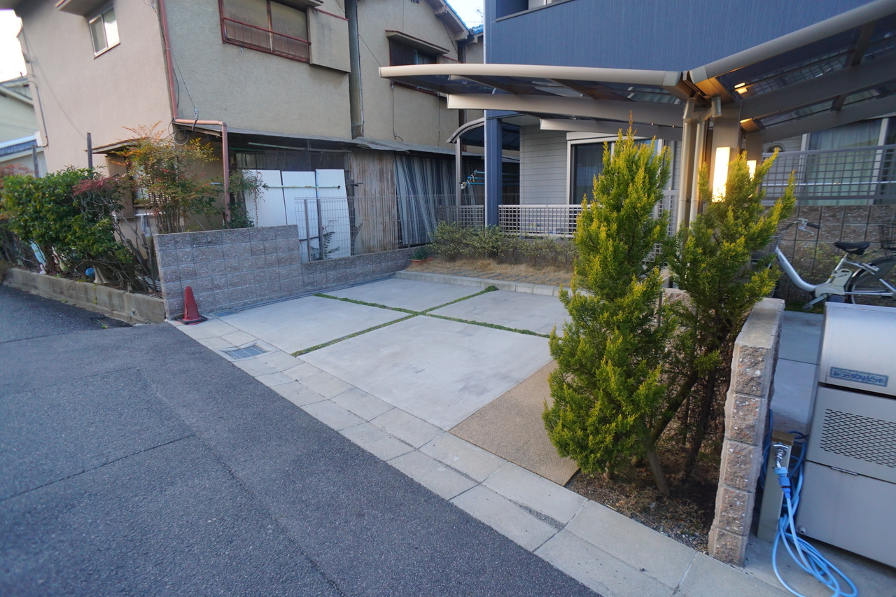 バートンハウス西大寺北町の駐車場