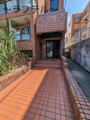 所沢市小手指町４丁目の賃貸マンションのエントランス