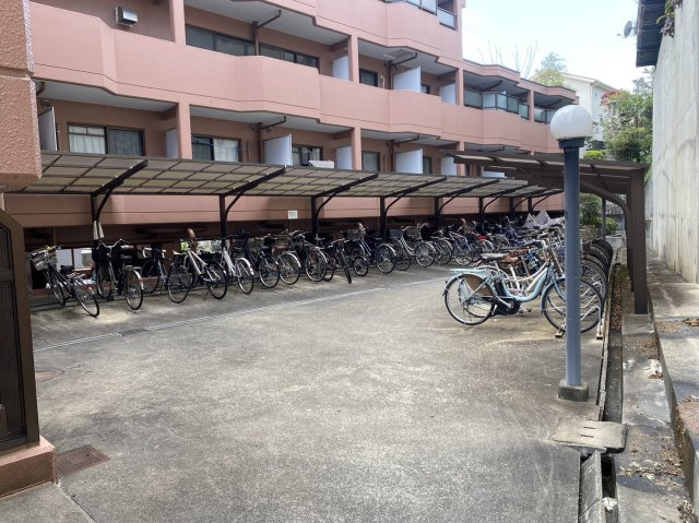 シティパレス富雄北の駐車場