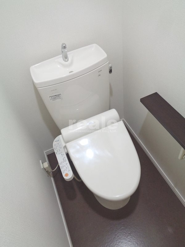 三鷹市下連雀８丁目の賃貸マンションのトイレ