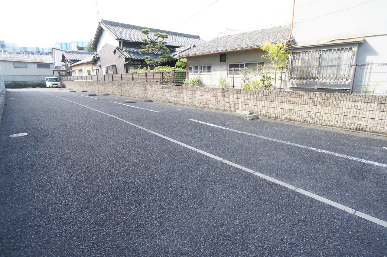 レオパレス幸甚の駐車場