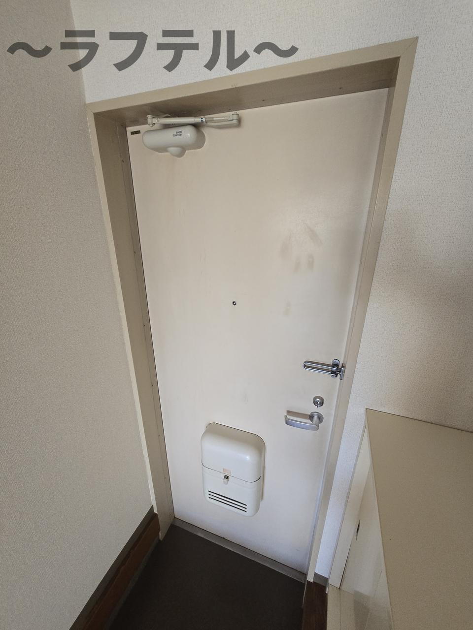 狭山市大字水野のアパートの玄関