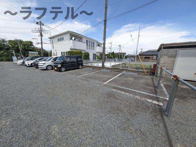狭山市大字水野のアパートの駐車場|
