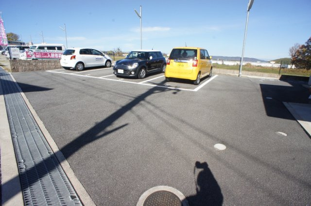 シャトーヒルズの駐車場
