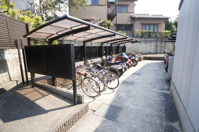 グレイスフローラ富雄の駐車場