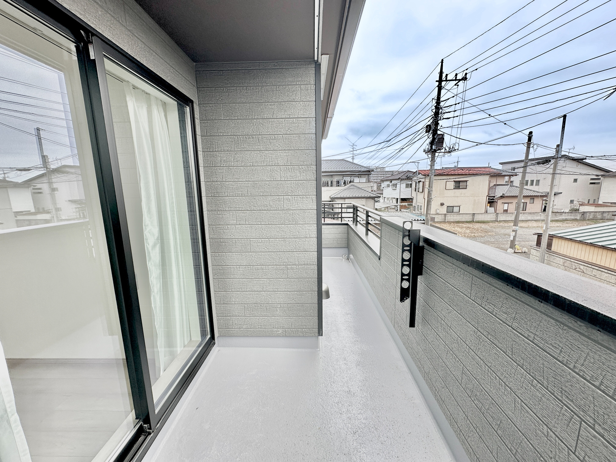 小山市駅東通り１丁目　新築住宅全１棟のバルコニー|【同社施工例】広々としたバルコニーで日々の洗濯物はもちろん、布団などの大物もたくさん干していただけます♪