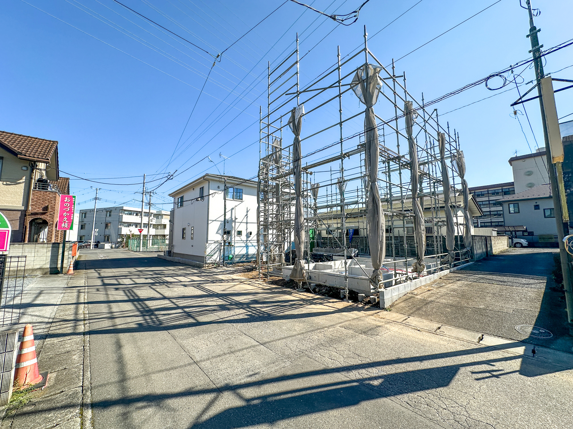 小山市駅東通り１丁目　新築住宅全１棟の前面道路含む現地写真|閑静な住宅地で子育て家族にピッタリ。毎日のお散歩も快適な緑に恵まれたエリアで、自然に包まれた穏やかな暮らしを実現するための、ゆとりある住環境が整っています。

