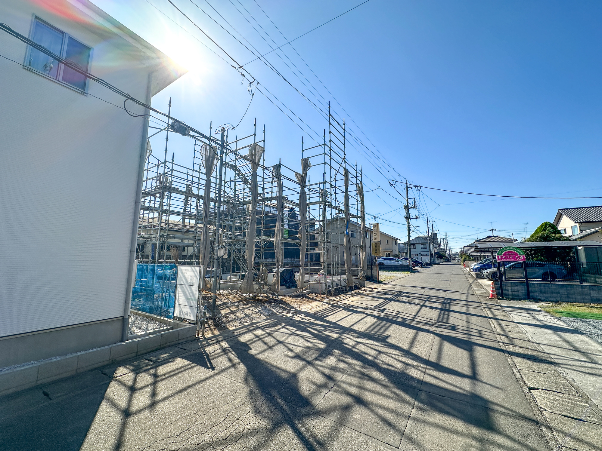 小山市駅東通り１丁目　新築住宅全１棟の前面道路含む現地写真|低層の一戸建てを中心とした街並みが整然と続き、周辺は高い建物が建っていないので、採光や開放性に恵まれ、空が広く緑の多い閑静な趣を感じる環境です。

