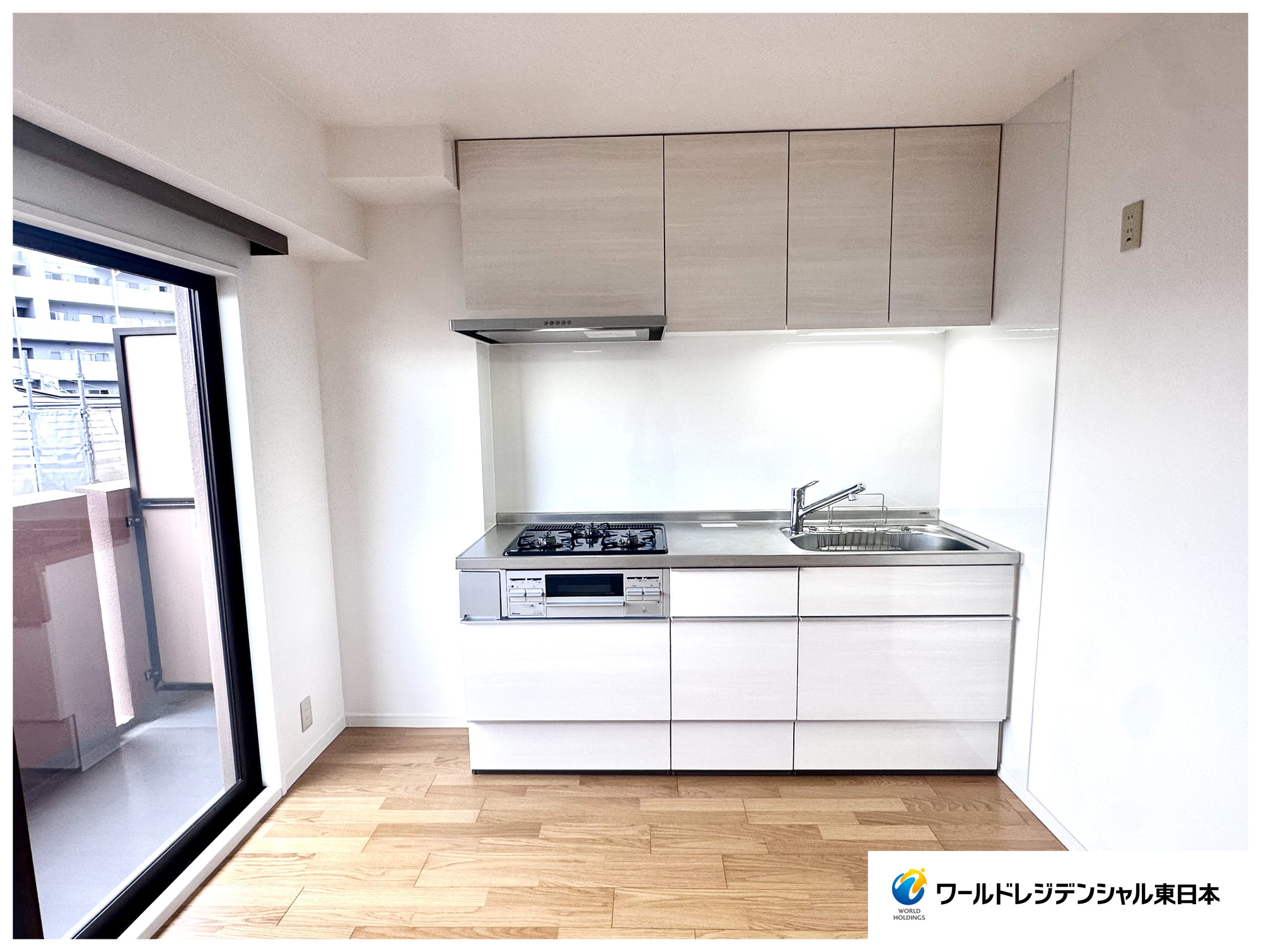 ライオンズマンション八乙女のキッチン|木目調のフローリングで部屋全体に温かみを与えると同時に明るい室内になっております♪（2026年6月撮影）