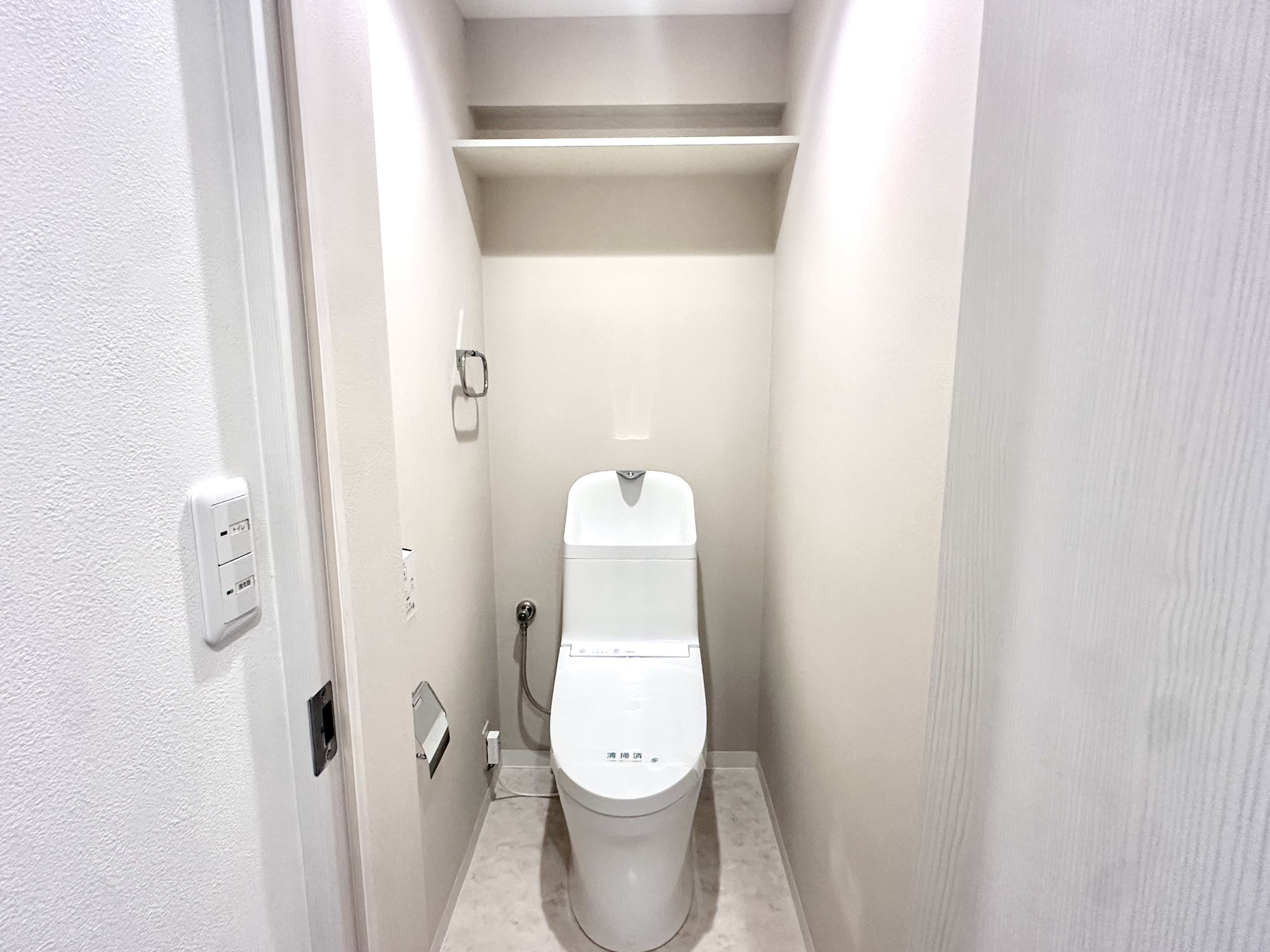 ライオンズマンション八乙女のトイレ|トイレットペーパーや掃除用品を収納できるスペース付き（2026年6月撮影）