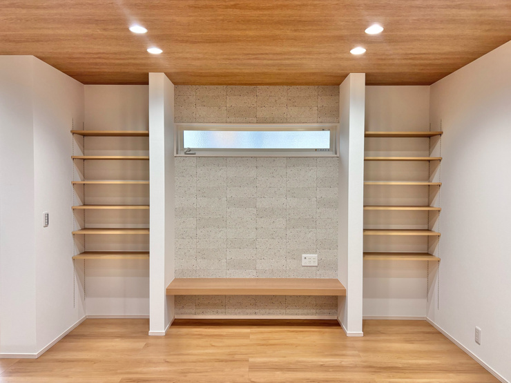 奈良町1区画1号棟　永大産業のフロートカウンターを採用！床が見えてお部屋広々＆お掃除ロボットもスイスイ！テレビ周りをスッキリ魅せておしゃれに♪