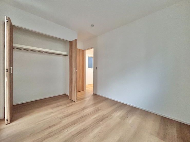 奈良町1区画1号棟　服や荷物がすっきり収まるクローゼット付き！お部屋の居住スペースを広く使えます