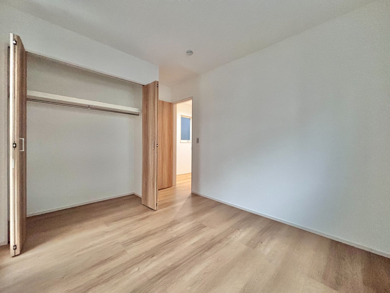 奈良町1区画1号棟　服や荷物がすっきり収まるクローゼット付き！お部屋の居住スペースを広く使えます