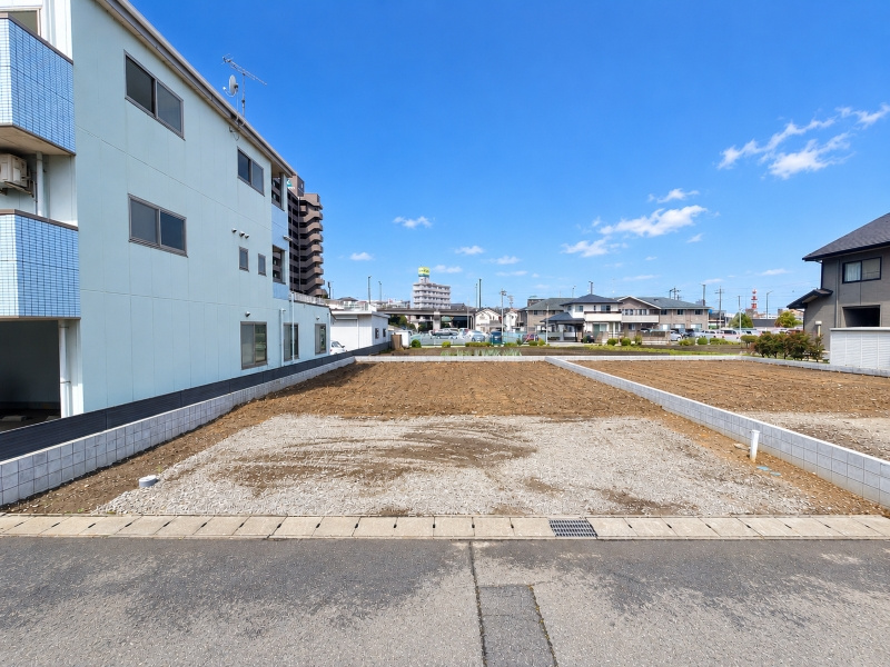 約７７坪の敷地を活かし、理想の間取りや駐車スペース、庭など、ご家族の暮らしに合わせた住まいづくりが可能です。注文住宅・セミオーダーにも対応しておりますので、こだわりを形にした住まいをご提案いたします！