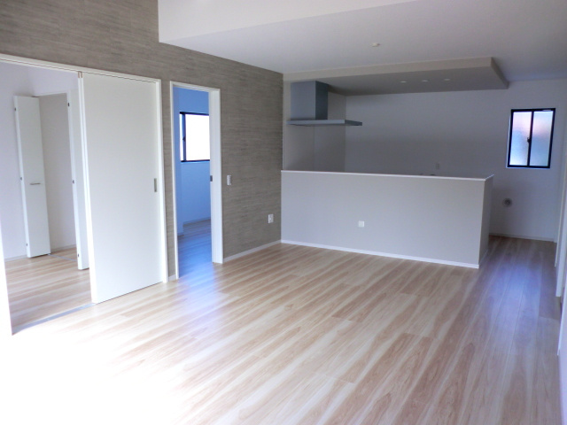 リビングの隣は洋室2部屋が有ります。どこの部屋に居ても家族の気配が感じます。