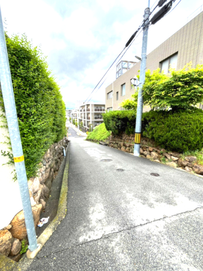 上甲東園１丁目　中古戸建の前面道路含む現地写真