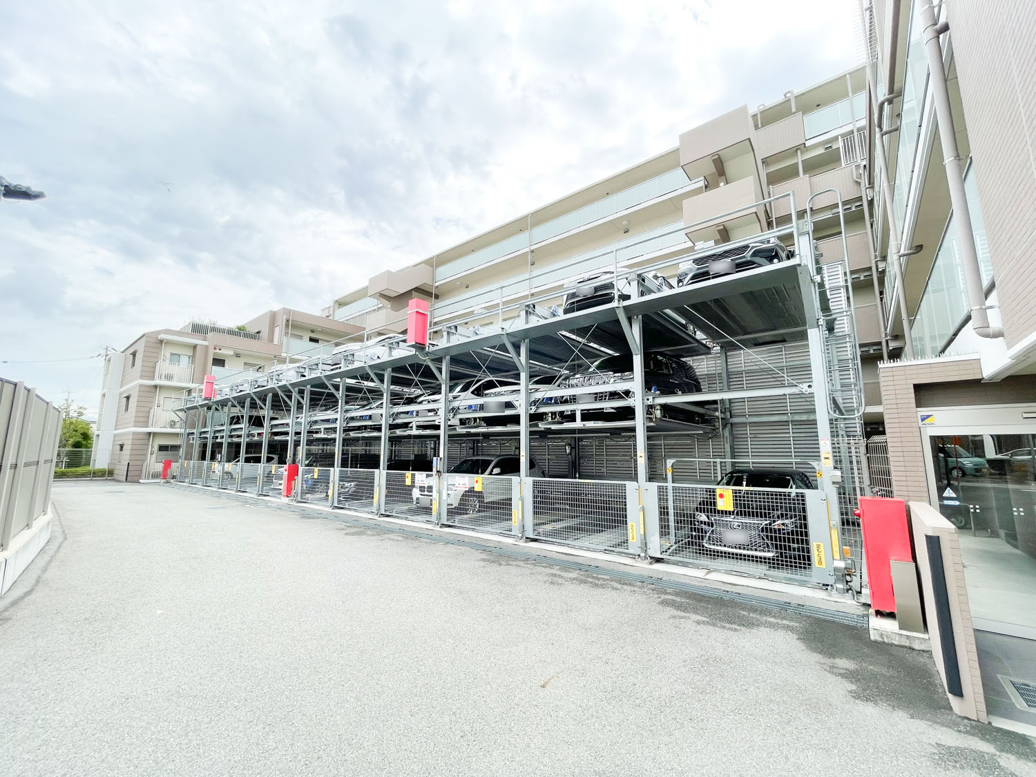 リビオ西宮門戸の駐車場|立体駐車場となります。
国道171号線へ隣接しているため、神戸方面、大阪方面へのアクセスが好条件となります。
駐車場の詳細は担当者までお問い合わせください。
