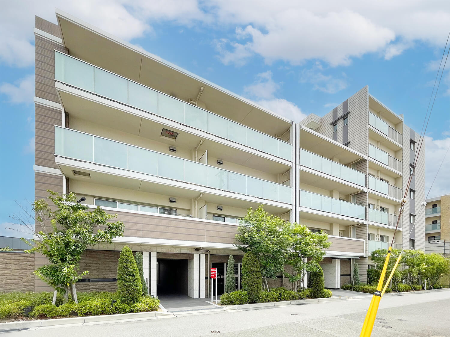 リビオ西宮門戸の外観|「門戸厄神」駅より徒歩11分。日々の暮らしに便利な施設が揃った充実した環境が、家族の新生活を彩ります。外壁はベージュ系を基調としたタイル貼りで、濃いブラウンがアクセントになっています。