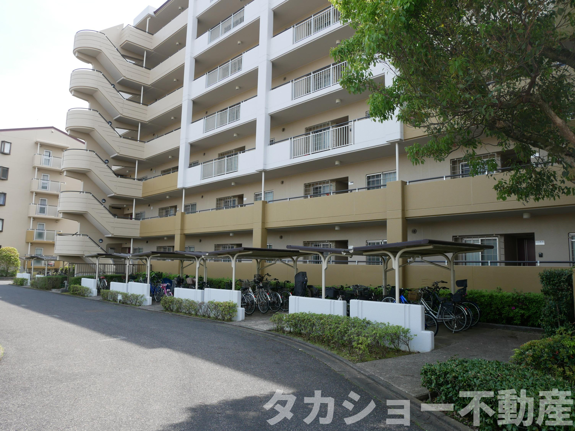 プラザ学園前10号棟の外観|外はこのようになっています