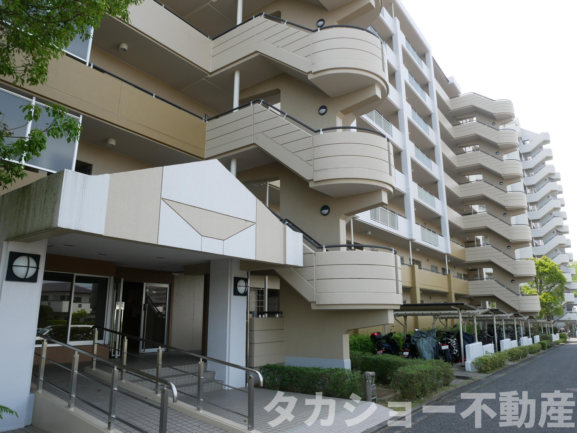 プラザ学園前10号棟の外観|外観もきれいです
