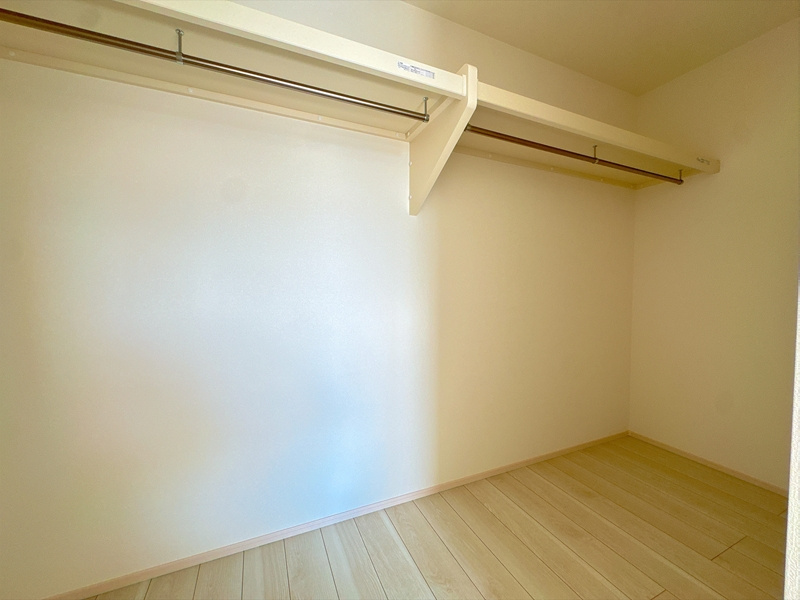 《14号棟　主寝室WIC》カラーボックスなどを使って上手にウォークインクローゼットをアレンジすれば、より使い勝手のよい空間に仕上がります！