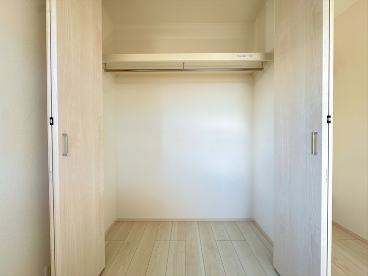 《14号棟　洋室クローゼット》大きな収納なら服の収納はもちろん、生活しながら増えてきたものや、季節ものの雑貨、家電(扇風機や加湿器など)をしまえるので便利です。お部屋をすっきり広く使うことができます。